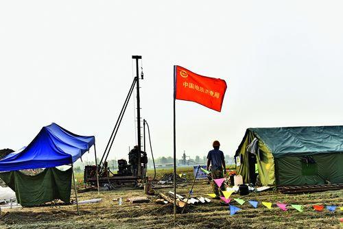 中國地質(zhì)調查局在安新縣北六村田野中開(kāi)展地質(zhì)測量。攝影 劉向陽(yáng)