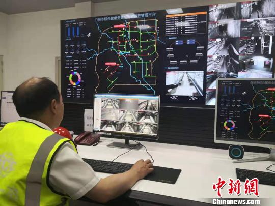 圖為白銀綜合地下管廊總控室工作人員正在進(jìn)行氧氣、濕度、溫度等監測?！「呖档?攝